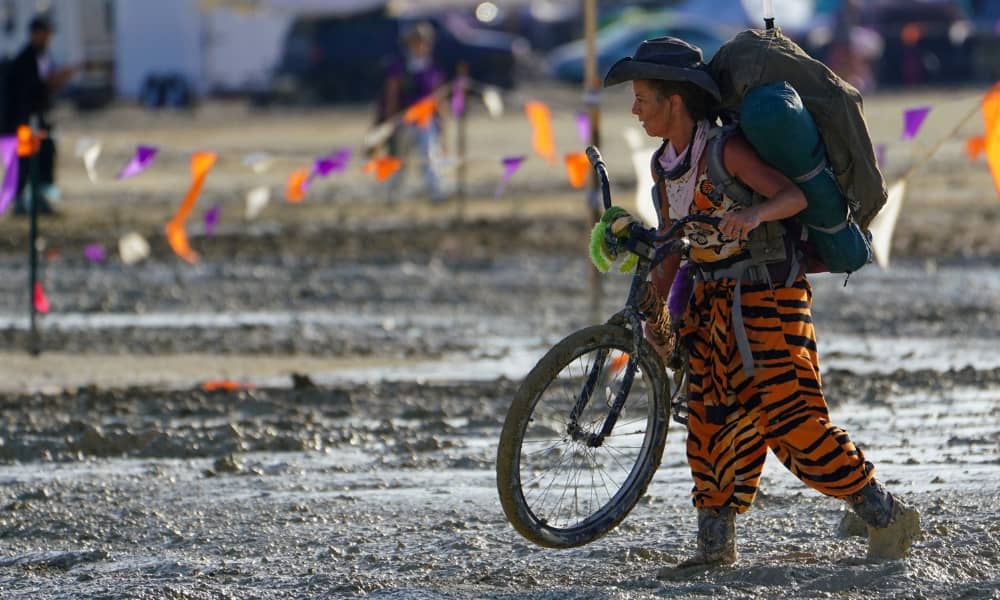 One dead, thousands stranded in mud at Burning Man festival MiNDFOOD