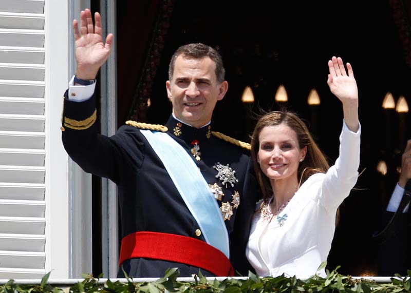 Spain's new King Felipe VI and his wife Queen Letizia appear on the ...